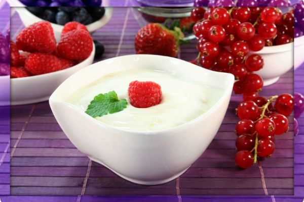 Low fat yogurt and fruit 