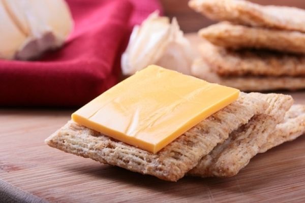 Low fat cheese and crackers